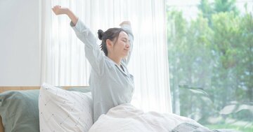 【医者が教える】「寝だめしたのに疲れが取れない…」“起きる時間”が関係する理由