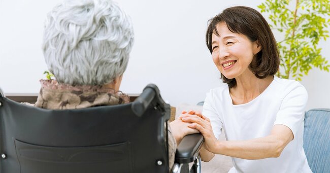 車いすの女性に話かけるシニア女性