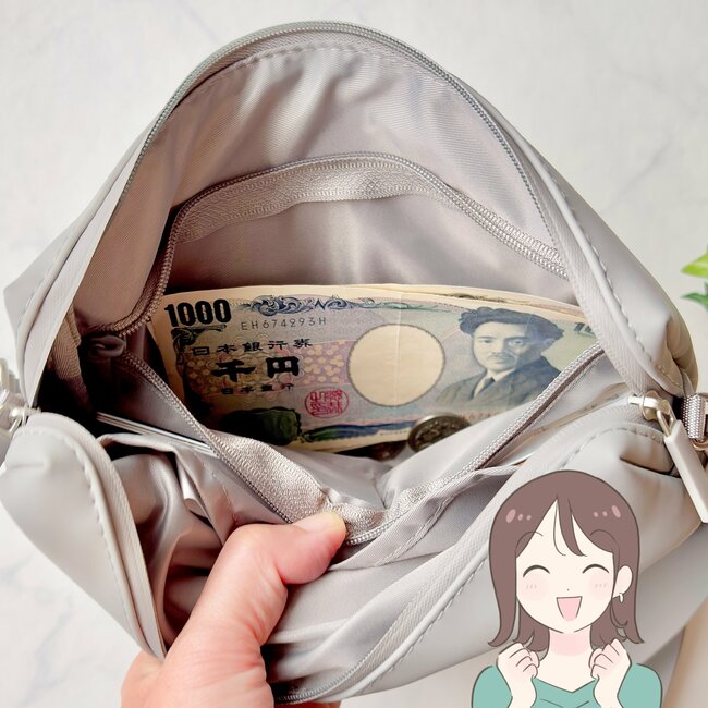 「重いカバンを使わなくなった」無印良品の“ミニバッグになるポーチ”が天才すぎる!「財布、携帯、キーケース入ります!」「整理しやすく使いやすい」
