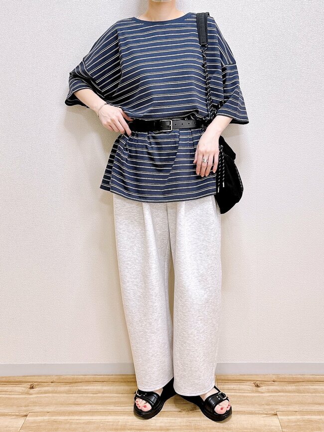 「色違いで2枚購入しました」ニコアンドの“ゆったりトップス”が体型カバーの天才なんです！「ノーストレスなので何枚あっても良い」「ボディライン隠しにはもってこい」