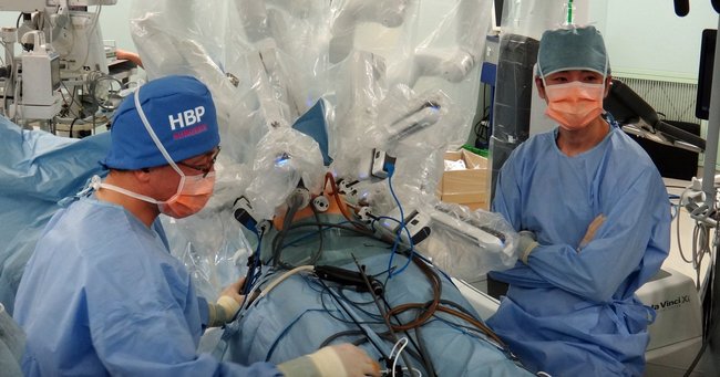 三澤医師による手術支援ロボット「ダヴィンチ」での膵臓手術の様子