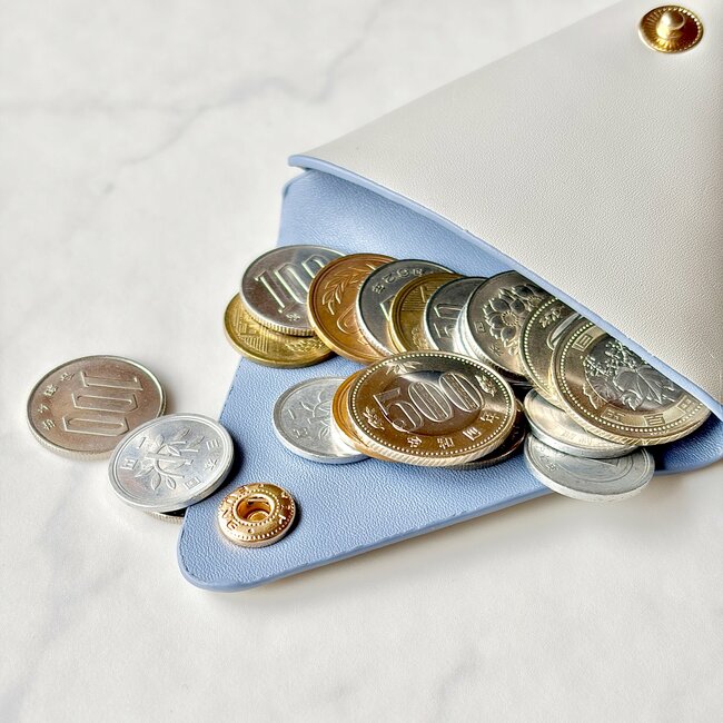 「やっと買えた」「最後の一個だった」カルディの“めちゃ軽コインケース”が可愛すぎる！「店舗にはまだ売ってた！」