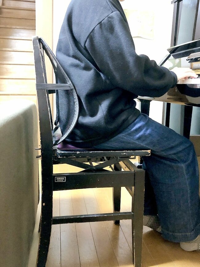 「腰がめちゃくちゃ楽になった」ダイソーの“メッシュ背もたれ”220円でここまで快適になるなんて…！「会社用を追加購入」「流石に良すぎこれ」