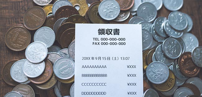大量の小銭と領収書 大量の小銭と領収書