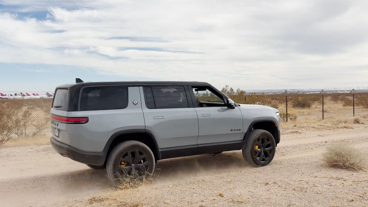 リビアンの電動SUV「R1S」に乗り、カリフォルニア州南部にあるモハベ航空宇宙基地の退役した航空機の保管場「飛行機の墓場」のそばを走り抜けた VIDEO: Christopher Mims/WSJ