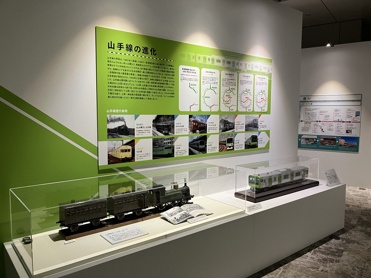 イギリス製の蒸気機関車「1号機関車」と最新の山手線「E235系」の模型
