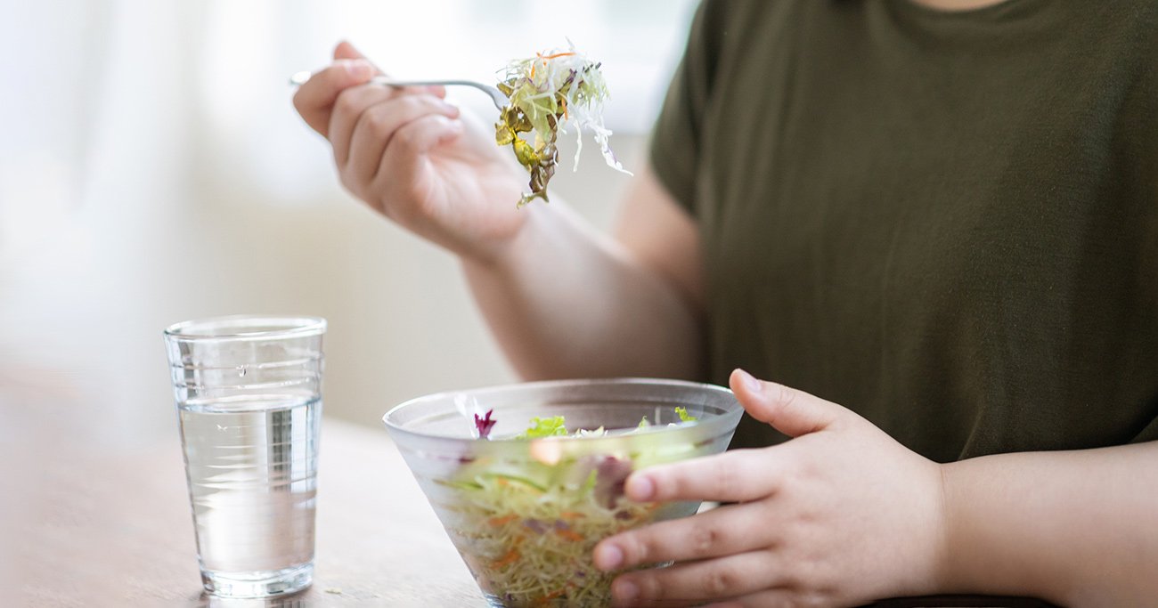 ヘルシーな食事でも「なぜか痩せない人」に共通する“食べ方のクセ”とは?【医師が解説】