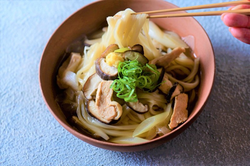 【カンタンなのに極上！ レンチンレシピ】生姜とごま油の香りが食欲をそそる！あっという間にできる料亭風うどん