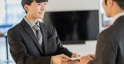 「名刺を名刺入れの上に置くな！」謎マナーを強要する先輩社員→何と返すのが正解？