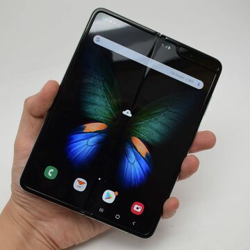 約7.3型ディスプレーが手のひらに収まる折りたたみスマホ、au「Galaxy Fold」をフォトレポ