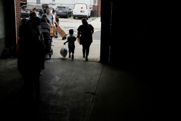 米世帯の4割が困窮、長引くコロナの影響