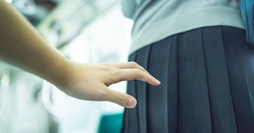 名門女子高生「痴漢冤罪詐欺」グループ、中年男を狙う巧妙な手口