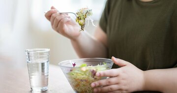 ヘルシーな食事でも「なぜか痩せない人」に共通する“食べ方のクセ”とは？【医師が解説】