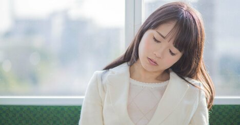 電車で隣の女性が居眠りで寄りかかってくる→降りる時に声をかけて起こす？黙って立ち上がる？