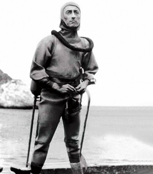 自ら開発した潜水具「アクアラング」を装着し、海洋調査船カリプソ号の甲板に立つジャック=イブ・クストー。水中考古学の先駆者であり、スキューバダイビングの父でもある