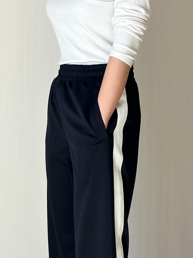 「スポーツメーカーが出したら5000円は超えてきそう」GUの“1990円パンツ”美シルエットなのに着心地バツグン！「3色購入しました」「一年中活躍しそう」