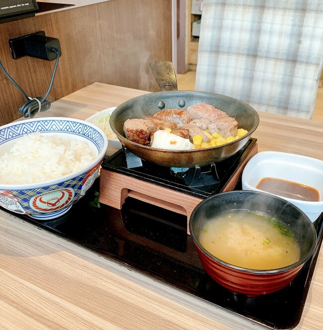 「満腹で帰るのしんどい」吉野家の“豪快すぎる定食”ご飯おかわり無料がありがたい！「吉野家さんやりすぎだよ」「ご飯大盛り2杯も食った」《実食レビュー》