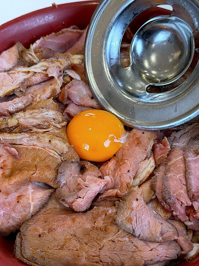 「肉の量3倍はヤバイ！」すき家の“鬼盛りローストビーフ丼”ボリューム凄すぎてビックリした…！「見た目以上に肉多いから幸せ」「売り切れ続出は納得です」