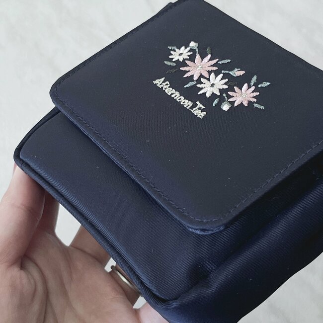 一度使ったら手放せない！アフタヌーンティーの「おしゃれ刺繍ポーチ」ミラー付きでサッとリップ直しできて嬉しい！