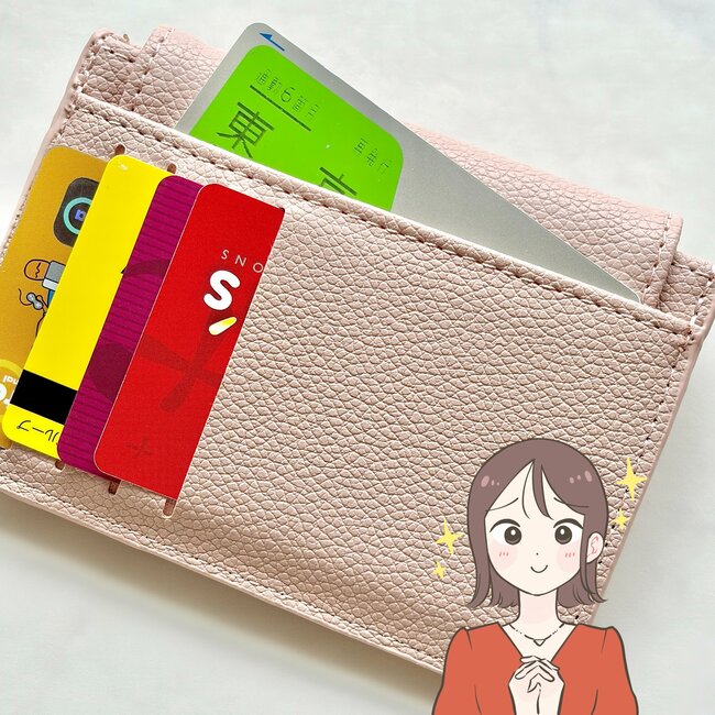 【ダイソー姉妹店】普通の財布に戻れないかも…！330円の「ぺたんこ財布」カード17枚やカギが収納できて嬉しい！《購入レビュー》