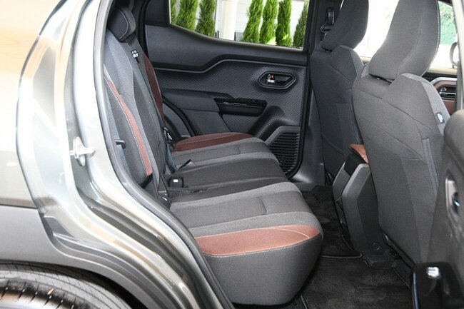 撮影用車両として用意されていたXグレードのリヤシート。リヤシートは6対4分割でスライドする