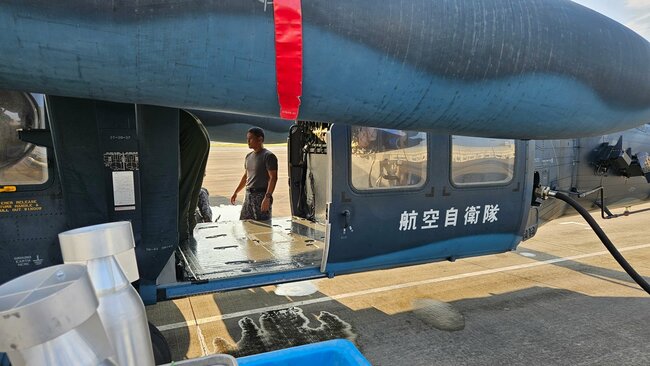 機体をザブザブと水で洗い、塩を流す