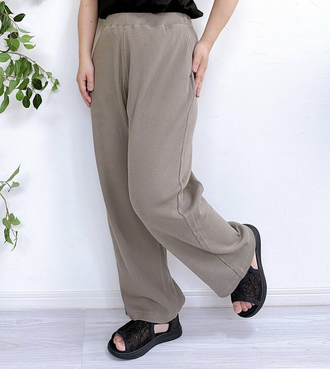 「全カラー買いたいです」無印良品の“ゆったりパンツ”楽ちんなのにキレイ見え！「最高にはき心地が良い」「リラックスしながらも上品」《購入レビュー》