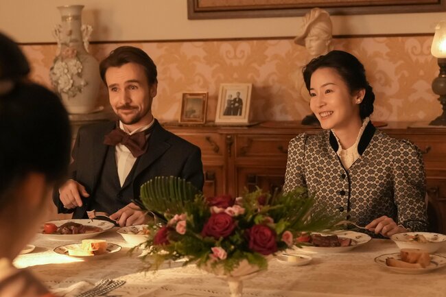 蓮佛美沙子が演じる英語堪能な奥様が素敵…気後れする妻に夫のさりげない気遣いにキュンとする〈ばけばけ第105回〉