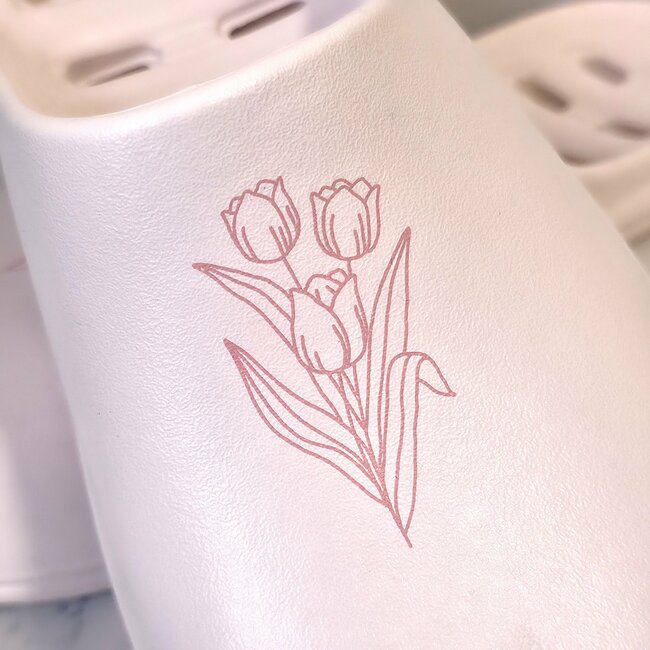 もっと早く出会いたかった～！ダイソー姉妹店の「お風呂用スリッパ」がめっちゃ天才！水が溜まらないから足が濡れないんです！