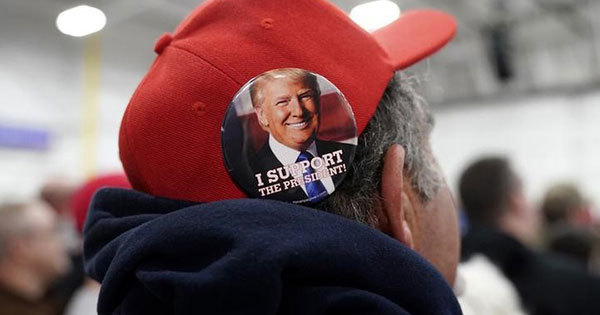 トランプ米大統領のバッジをつけた支持者 トランプ米大統領のバッジをつけた支持者