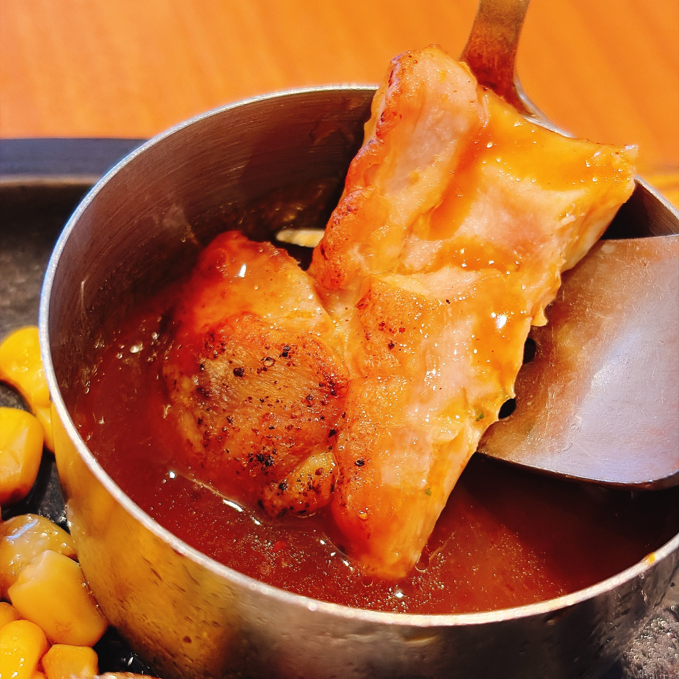 「思ってたサイズの倍」ロイヤルホストの“平日限定ランチ”お肉たっぷりで白米が進む！「文句なしの美味しさ」「ボリューミーでお手頃価格」