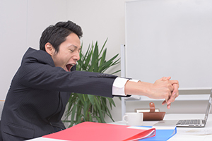 6割が「睡眠不足で仕事に支障」という日本の職場の非効率