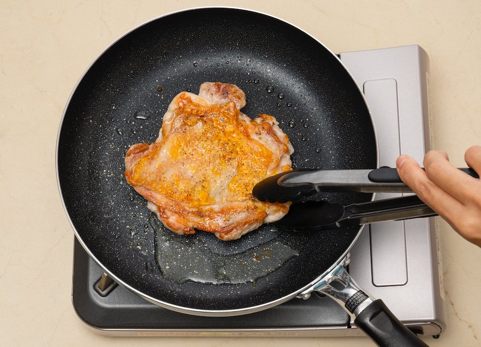 【裏ワザ料理】皮がパリッパリ! 絶品「鶏もも肉ステーキ」の焼き方