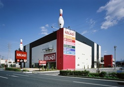 店舗数は、北海道から沖縄まで国内に104店舗(6月末時点)。館内では、ボウリングやカラオケ、時間制スポーツ施設の「スポッチャ」などでさまざまに楽しめる。