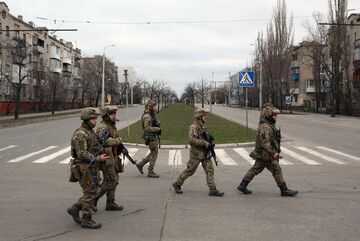 幻想破れたドイツ、対ロシアで再軍備にかじ