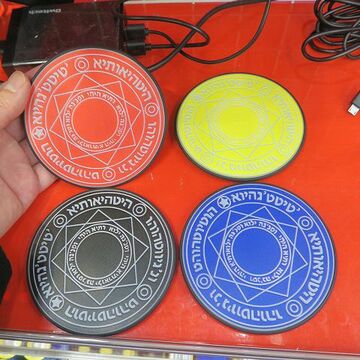 カラフル4色！ スマホを充電できる小さな「魔法陣」の新モデル