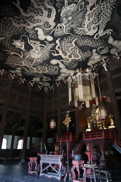 仏堂の天井に描かれた双龍図は息をのむ迫力