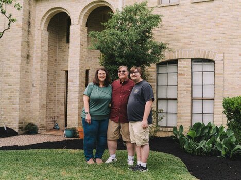 米国で増える上位中産階級　年収2000万円超