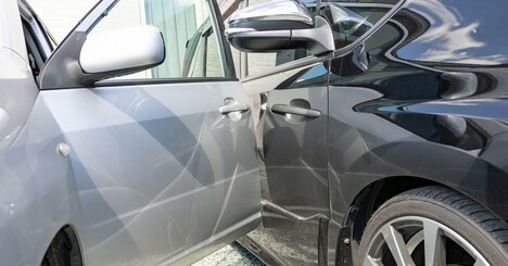 「狭すぎる駐車場」で“ドアパンチ被害”を防ぐ秘策とは？激混みショッピングモールでも有効！