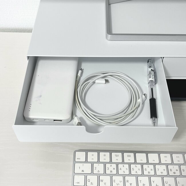 猫背が予防できて嬉しい…!ニトリの「収納できるモニター台」机の上のごちゃごちゃもスッキリした!