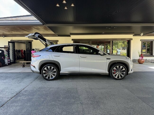 BYD シーライオン7、横から撮影