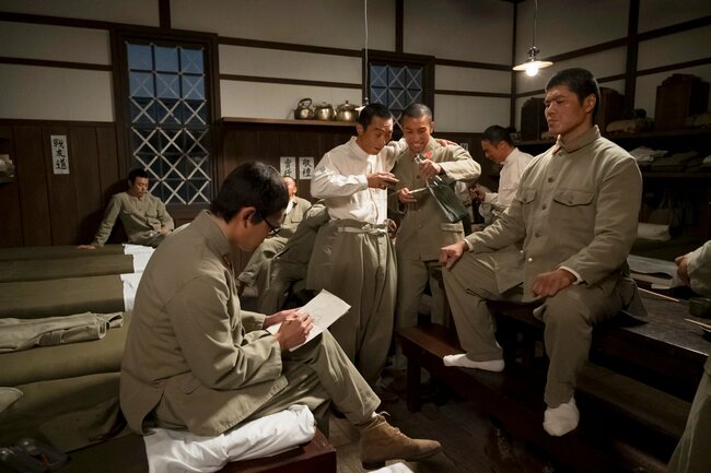 「なんとしてでも生きて帰りたい」嵩の決意に、八木(妻夫木聡)が答えた“戦地の知恵”とは【あんぱん第55回レビュー】