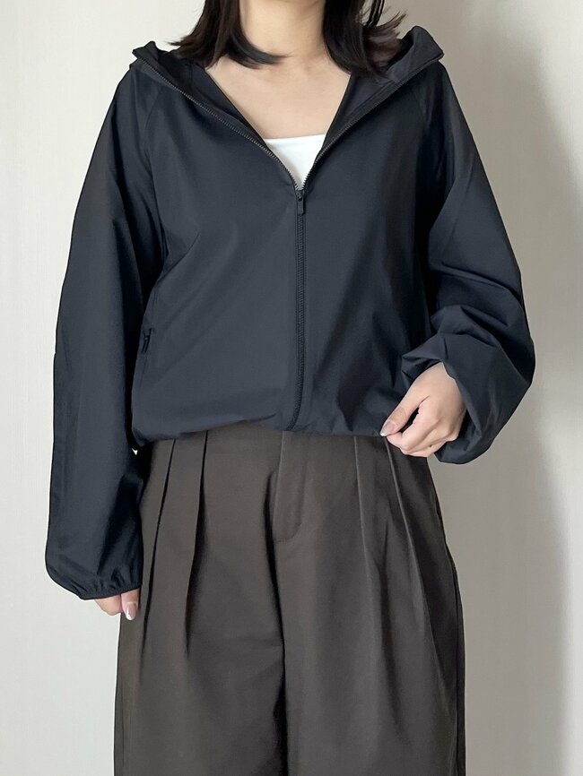 「3枚持ってます」「毎日使い倒したい」ユニクロの“着る日焼け止め”が軽くて着心地がいい…!「カバンに常備できるのが嬉しい」