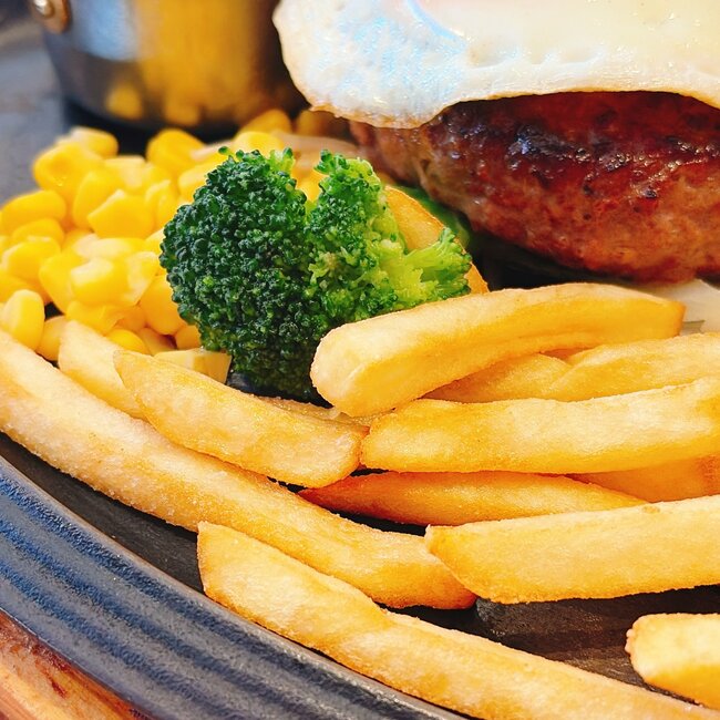 「ファミレス超えてる」「これしか食べない」ロイヤルホストの“平日限定ランチ”肉肉しすぎて笑っちゃう！「肉汁の溢れ方が尋常じゃ無い」