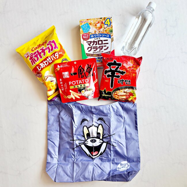 「買わずにはいられなかった」「ふつーに衝動買いしたわ」タリーズ×トムとジェリーの“チーズみたいなポーチ”エコバッグ付きで可愛すぎる…！