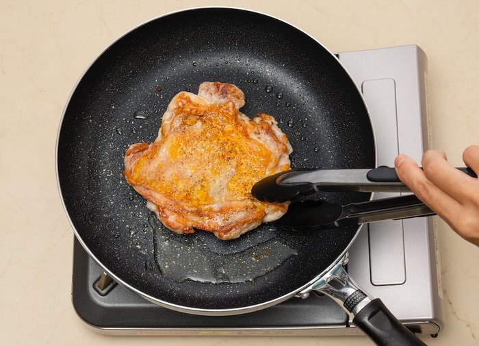 【裏ワザ料理】皮がパリッパリ！　絶品「鶏もも肉ステーキ」の焼き方