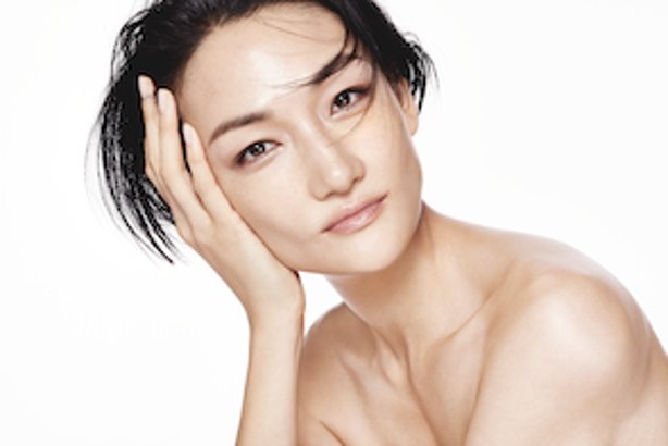 【冨永愛 美の法則】バッグにはお気に入りの口紅が一本だけ。素材を活かすメイク術