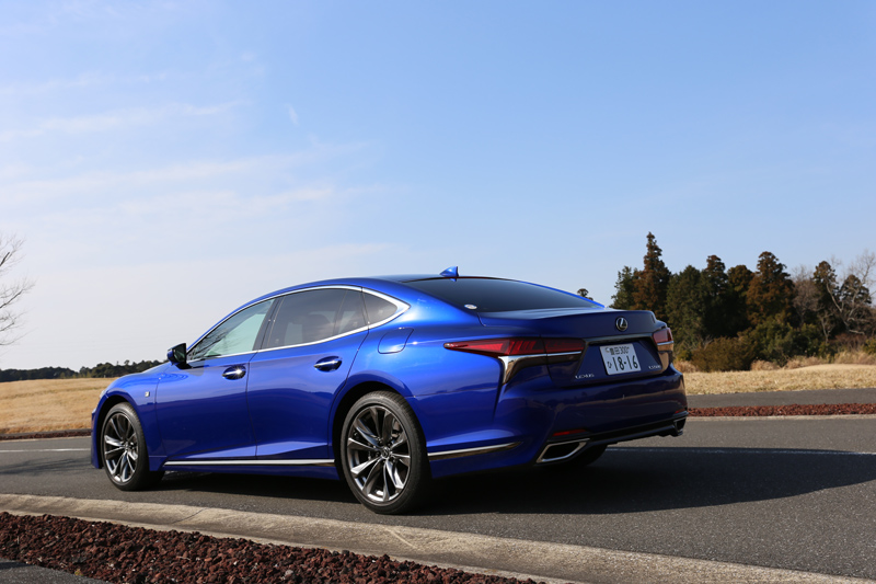 新型LEXUS LSのガソリン版はドイツ車に負けない楽しさだ