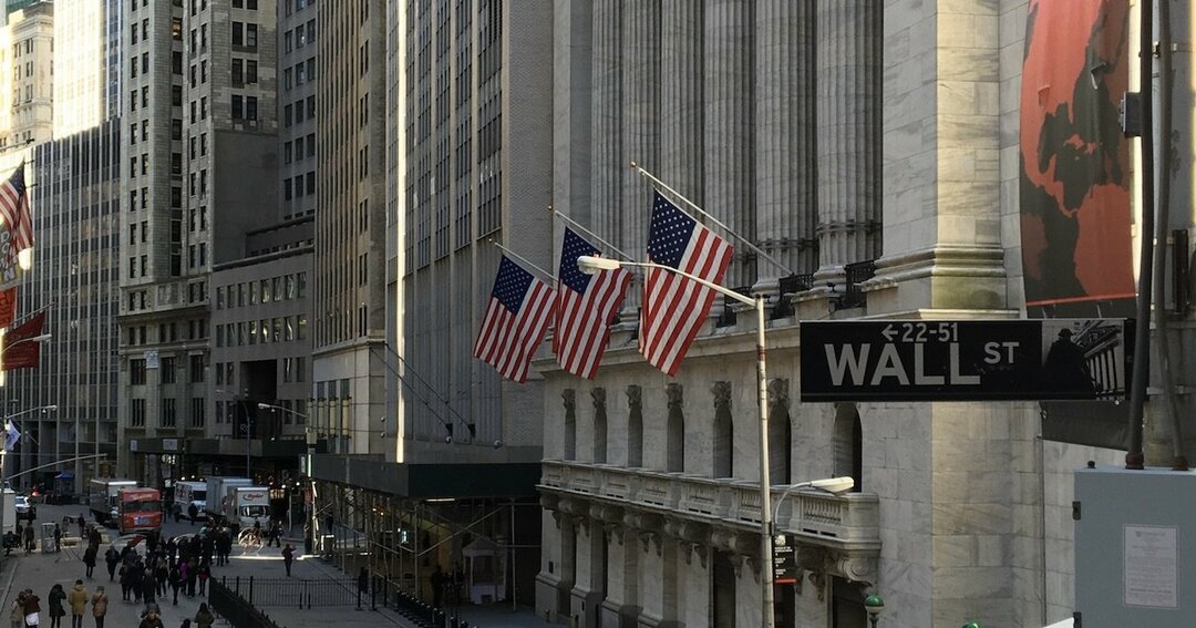 ウォール街の標識とニューヨーク証券取引所