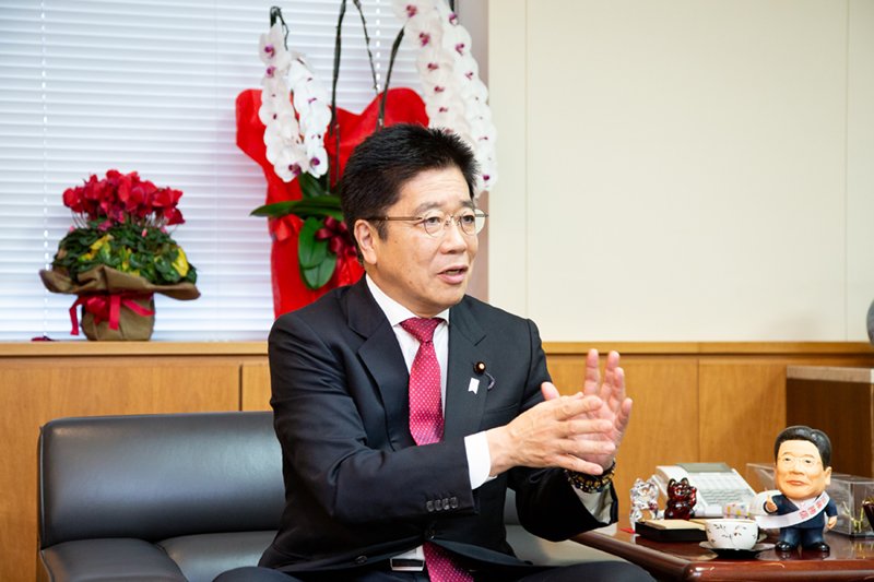 働き方改革を実現させた、加藤勝信厚労相が明かす「苦労」と「手応え」